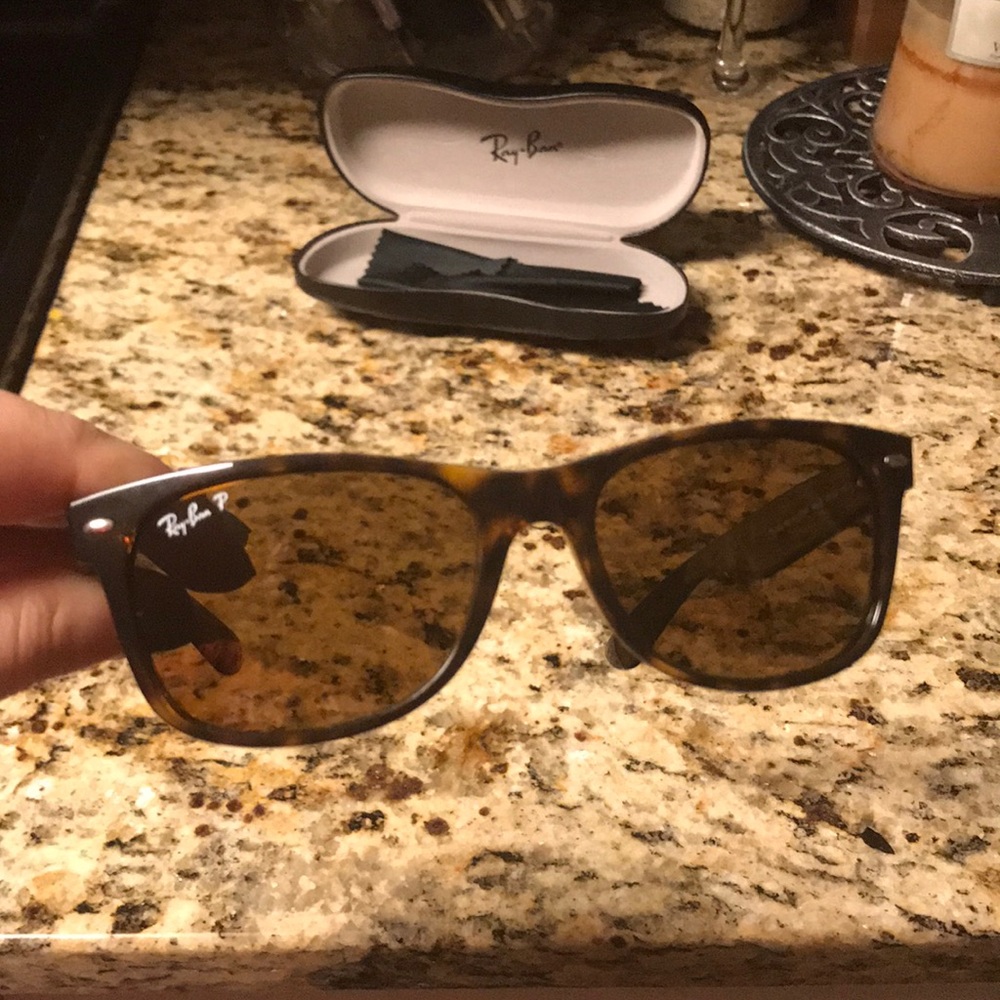 Wayfarer polarized sunglasses with case